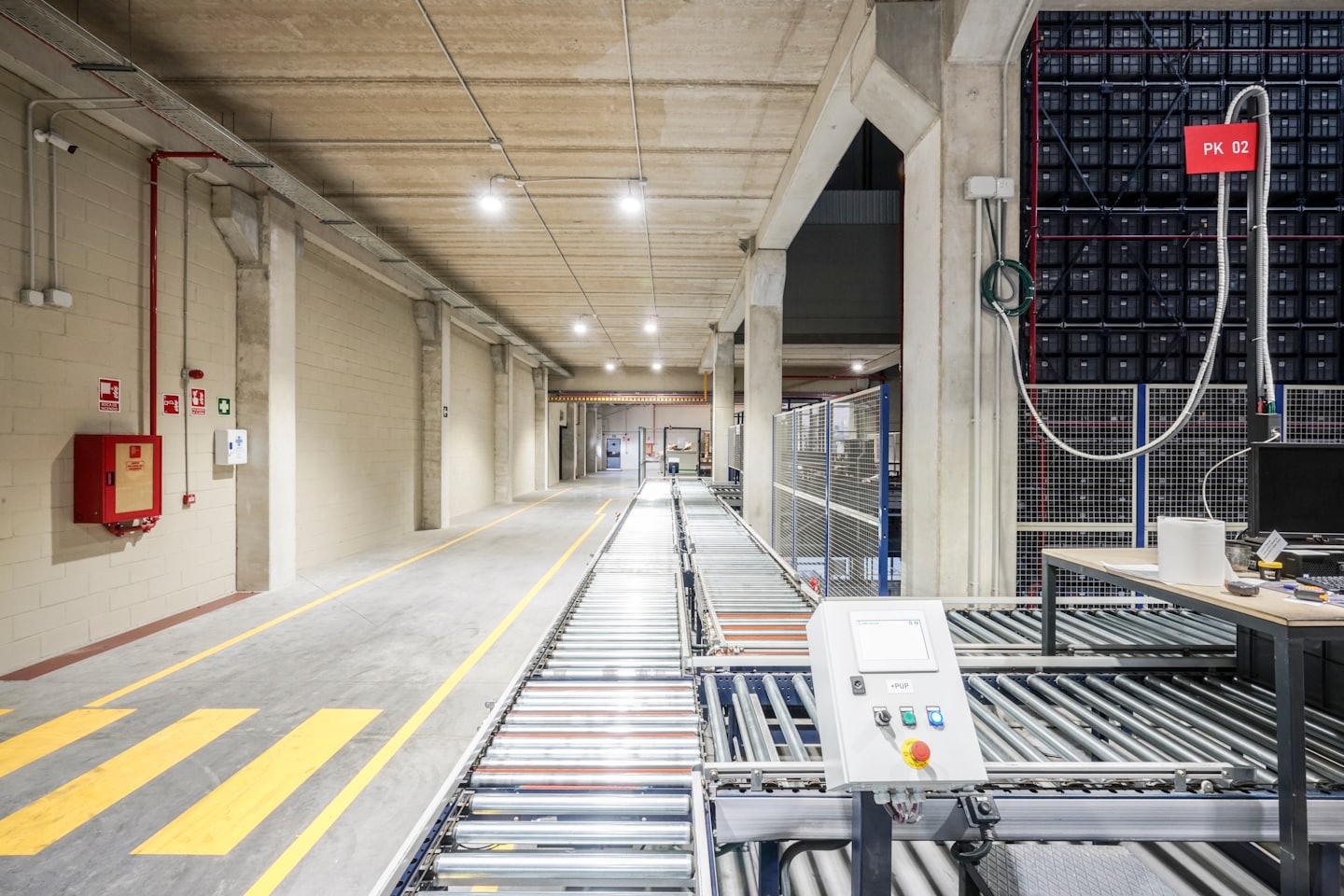 Geautomatiseerd transportsysteem in een modern industrieel magazijn.
